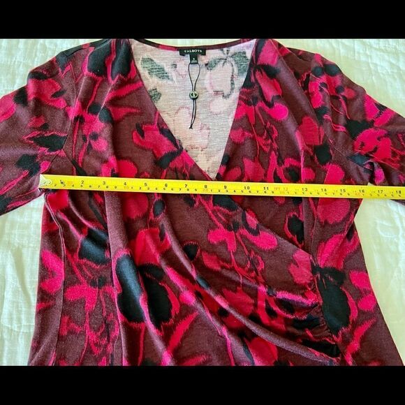 TALBOTS TOP Black Pink Red  Floral V Neck 3/4 Sleeve Size Small NWT. - Picture 4 of 5
